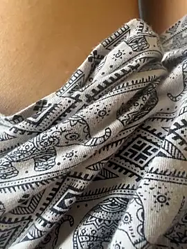 hummingbirds1612 online show from 02-22-26, 04:48