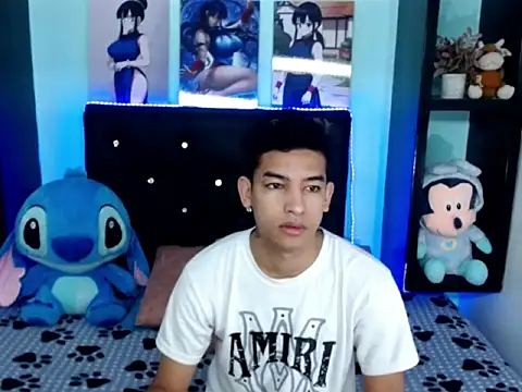 Snapshot of x_Aaron_x chatting on 10-14-25, 04:46 x Aaron x online show from 10-14-25, 04:46