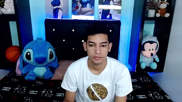 Snapshot of x_Aaron_x chatting on 10-17-25, 04:16 x Aaron x online show from 10-17-25, 04:16