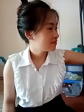 Snapshot of tuongvycute chatting on 10-17-25, 03:32 tuongvycute online show from 10-17-25, 03:32