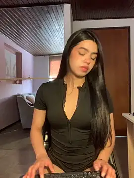 LunaMoore Pink online show from 11-19-25, 12:49