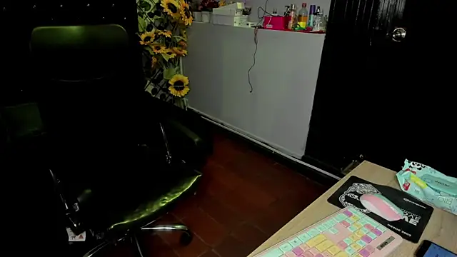 Yaluz Naugthy online show from 03-21-26, 04:00