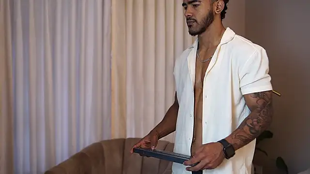 Snapshot of Reik_Vonn chatting on 10-18-25, 12:07 Reik Vonn online show from 10-18-25, 12:07