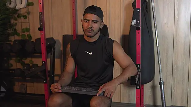 Snapshot of Reik_Vonn chatting on 10-15-25, 12:13 Reik Vonn online show from 10-15-25, 12:13