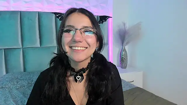 Snapshot of HollyPeach chatting on 10-25-25, 03:12 HollyPeach online show from 10-25-25, 03:12