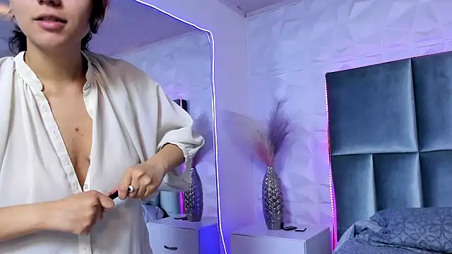 HollyPeach online show from 12-15-25, 07:52