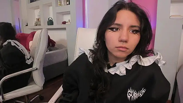 HollyPeach online show from 04-02-26, 01:07