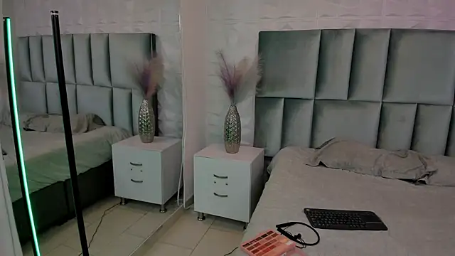 HollyPeach online show from 04-27-26, 07:56