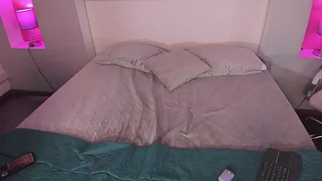 Snapshot of HollyPeach chatting on 10-21-25, 12:04 HollyPeach online show from 10-21-25, 12:04