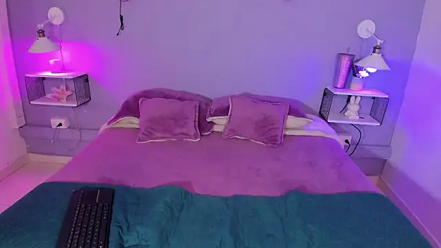Snapshot of HollyPeach chatting on 10-18-25, 03:52 HollyPeach online show from 10-18-25, 03:52