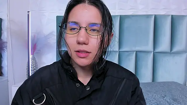 Snapshot of HollyPeach chatting on 06-29-26, 06:42 HollyPeach online show from 06-29-26, 06:42