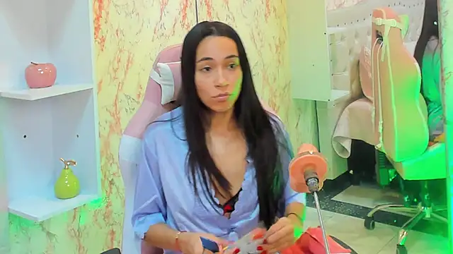 Snapshot of GabbiePrice chatting on 10-17-25, 03:25 GabbiePrice online show from 10-17-25, 03:25