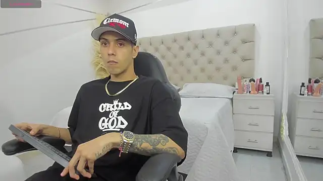 DerryAndIzzy online show from 12-05-25, 12:54