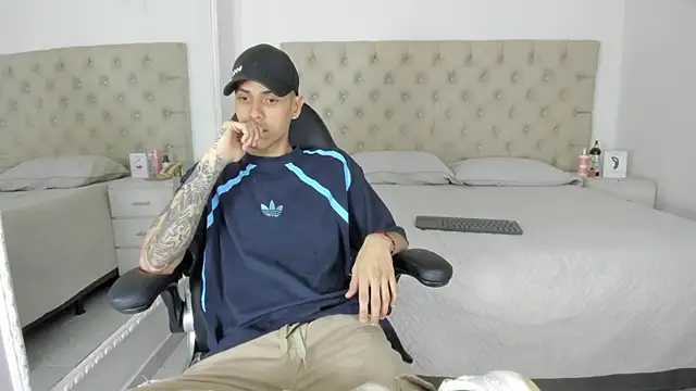 DerryAndIzzy online show from 10-14-25, 04:02