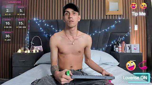 DerryAndIzzy online show from 10-18-25, 03:52