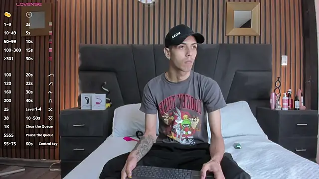 DerryAndIzzy online show from 11-21-25, 05:50