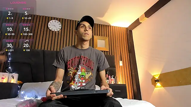 DerryAndIzzy online show from 10-19-25, 04:04