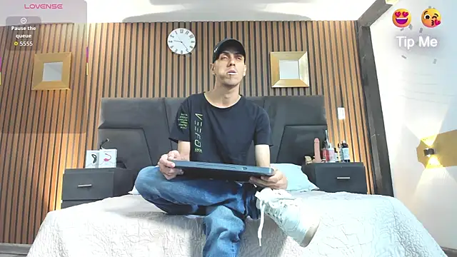 DerryAndIzzy online show from 11-08-25, 04:27