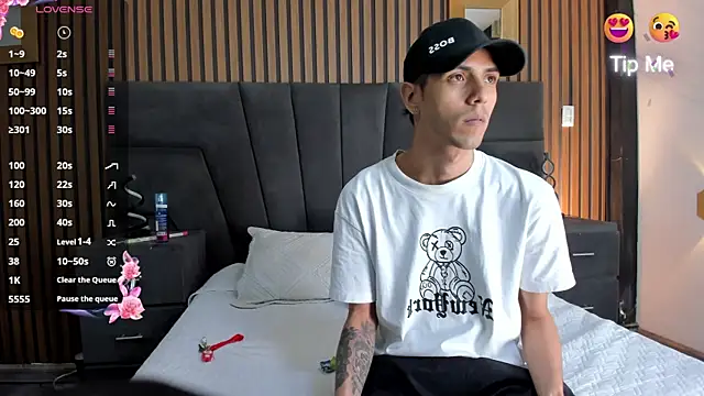 DerryAndIzzy online show from 10-27-25, 04:02