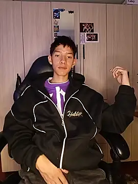 Snapshot of heyy_noah11 chatting on 07-15-26, 02:18 heyy noah11 online show from 07-15-26, 02:18