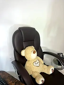 Snapshot of _Isabella_1 chatting on 11-30-25, 02:45 Isabella 1 online show from 11-30-25, 02:45