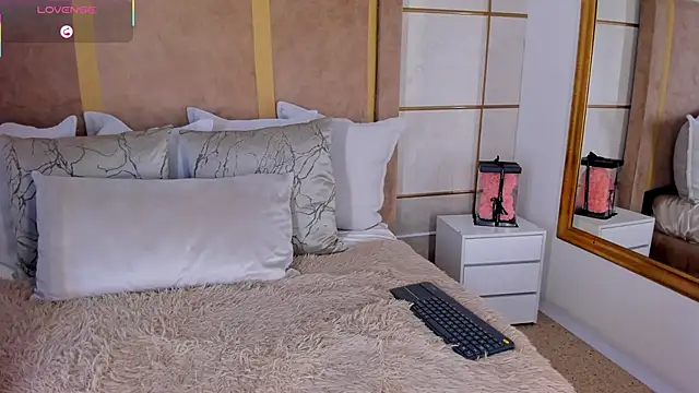 lyrabellini online show from 12-22-25, 10:48