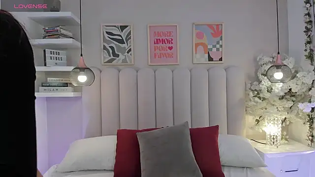 Isabella  gonzalez  online show from 10-28-25, 03:29