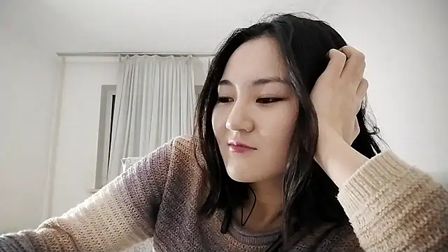 Lyndasilk online show from 11-13-25, 03:38