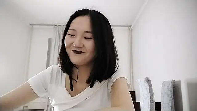 Lyndasilk online show from 10-31-25, 03:19