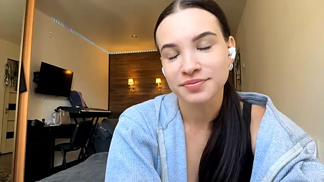 Snapshot of Tonnievi chatting on 10-13-25, 11:34 Tonnievi online show from 10-13-25, 11:34