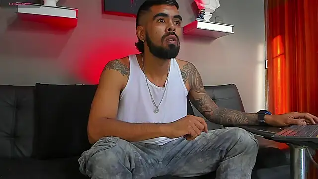 Snapshot of black_kameron_ chatting on 10-28-25, 09:47 black kameron online show from 10-28-25, 09:47