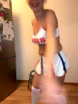 Snapshot of Roxane880 chatting on 10-19-25, 04:10 Roxane880 online show from 10-19-25, 04:10