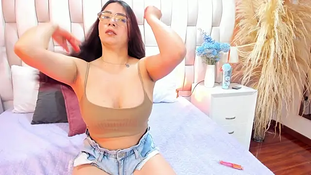 Ari lynn  online show from 12-18-25, 05:12