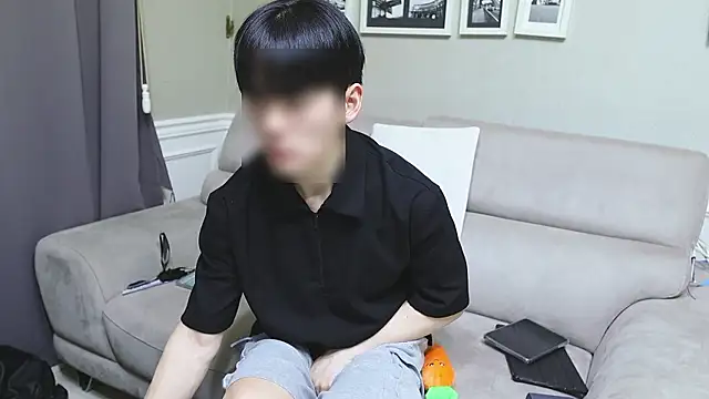 Snapshot of koreanboy2341 chatting on 06-12-26, 02:48 koreanboy2341 online show from 06-12-26, 02:48