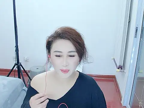 Snapshot of -dandan chatting on 10-18-25, 12:29 -dandan online show from 10-18-25, 12:29