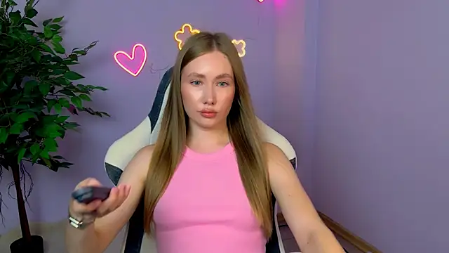 Snapshot of EllyColins chatting on 07-10-26, 04:01 EllyColins online show from 07-10-26, 04:01