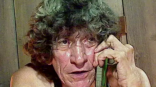 Snapshot of OldManOnline chatting on 10-27-25, 04:24 OldManOnline online show from 10-27-25, 04:24