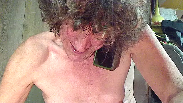 Snapshot of OldManOnline chatting on 12-19-25, 05:43 OldManOnline online show from 12-19-25, 05:43