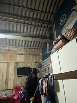 Linh-xxx online show from 10-18-25, 11:18