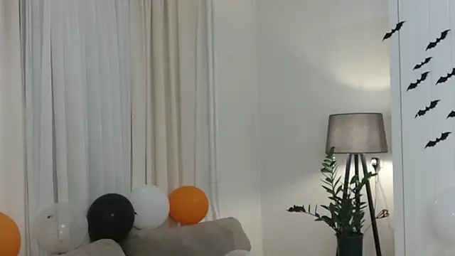 LittleNicolee online show from 10-29-25, 03:22