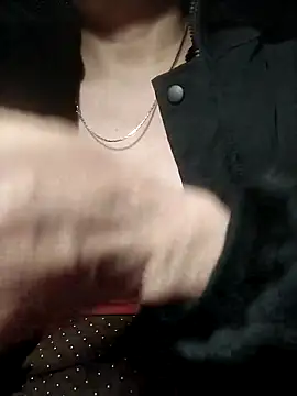 YiyinLy online show from 12-18-25, 09:07