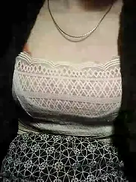 YiyinLy online show from 12-17-25, 08:25