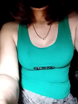 Snapshot of YiyinLy chatting on 10-17-25, 09:16 YiyinLy online show from 10-17-25, 09:16