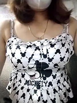 Snapshot of YiyinLy chatting on 10-14-25, 02:28 YiyinLy online show from 10-14-25, 02:28