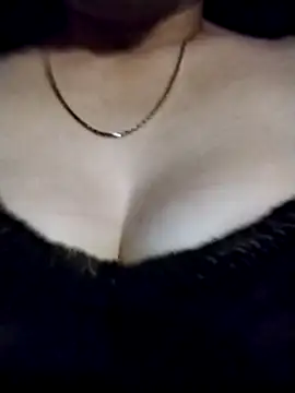 Snapshot of YiyinLy chatting on 10-16-25, 08:50 YiyinLy online show from 10-16-25, 08:50