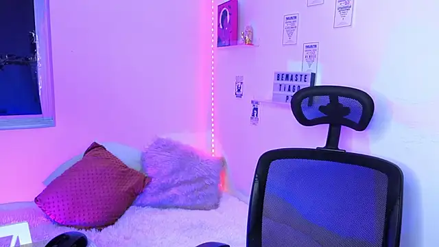 Emily Lindey online show from 03-07-26, 04:52