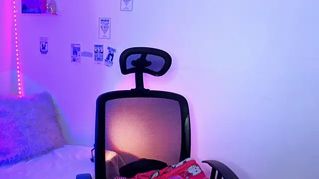 Emily Lindey online show from 04-08-26, 04:25