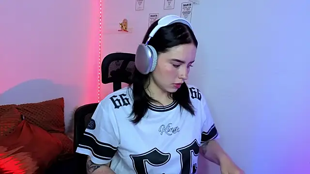 Emily Lindey online show from 02-11-26, 04:12