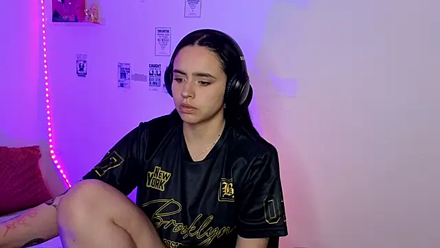 Emily Lindey online show from 04-06-26, 04:30