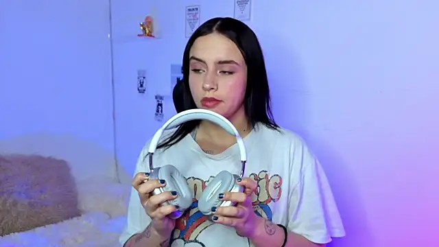 Emily Lindey online show from 02-13-26, 01:00